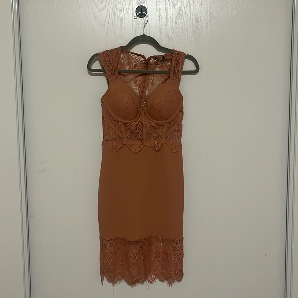 Lacey sleeveless dress with padding